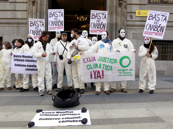 Protesta ecoloxista ante o Ministerio de Economía contra a política enerxética do Banco Mundial. Foto: J.J.Guillén/Efe
